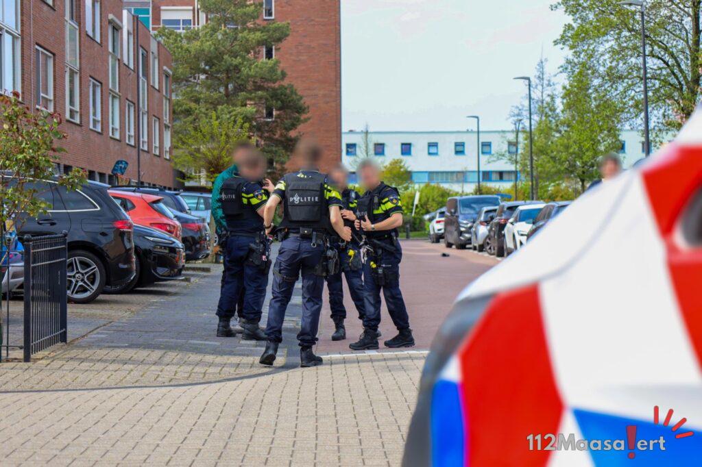 Politie groots uitgerukt voor melding vuurwapen aan Hobbemastraat in Maassluis
