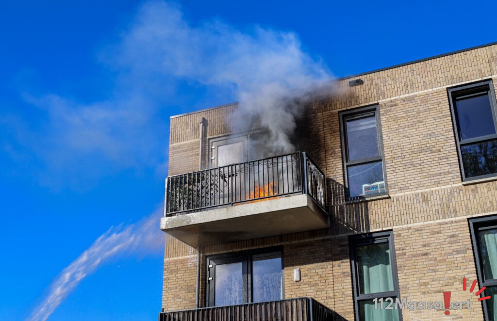 Flinke rookontwikkeling bij balkonbrand aan Prinses Wilhelminastraat in Maasdijk