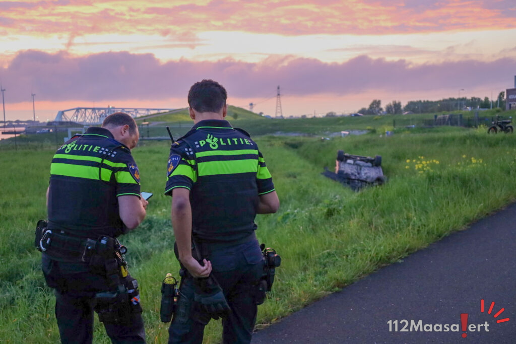 Auto over de kop langs Maeslantkeringweg in Hoek van Holland: inzittenden spoorloos verdwenen