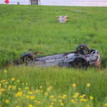 Auto over de kop langs Maeslantkeringweg in Hoek van Holland: inzittenden spoorloos verdwenen