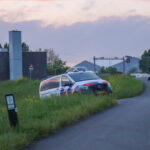 Auto over de kop langs Maeslantkeringweg in Hoek van Holland: inzittenden spoorloos verdwenen