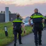 Auto over de kop langs Maeslantkeringweg in Hoek van Holland: inzittenden spoorloos verdwenen