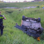 Auto over de kop langs Maeslantkeringweg in Hoek van Holland: inzittenden spoorloos verdwenen