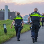 Auto over de kop langs Maeslantkeringweg in Hoek van Holland: inzittenden spoorloos verdwenen
