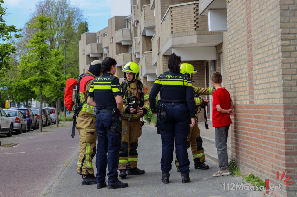 Brandweer onderzoekt gaslucht in woning aan de Wagenstraat in Maassluis