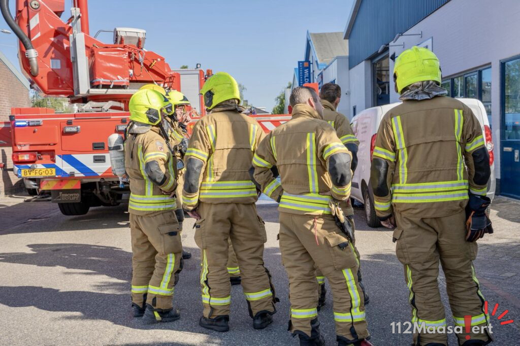 Flinke rookontwikkeling bij autobedrijf aan Het Ambacht in Maasland door vastgelopen compressor